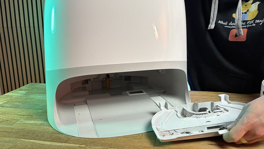 Die entnommene Wischwanne des Qrevo Curv 2 Flow liegt am Waschbecken zur Reinigung bereit.